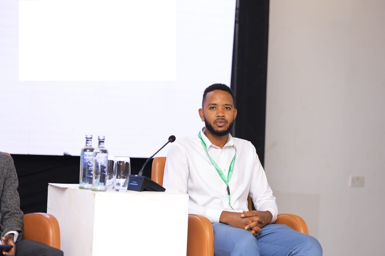 Ivan Rukundo of MRT IT Peaks facilitating a palliative care digital technology learning session